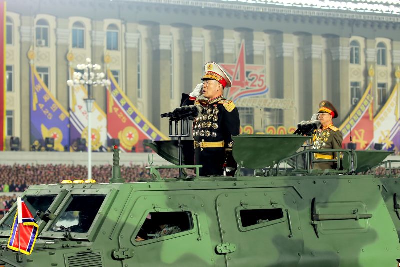Маршал КНА Пак Чон Чхон почтительно отдал уважаемому товарищу Ким Чен Ыну рапорт о готовности начать военный парад в честь 90-летия