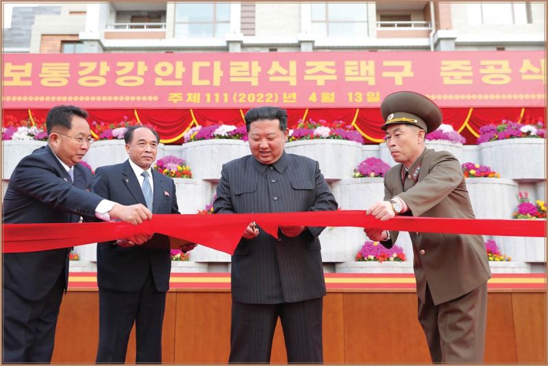 Ким Чен Ын на церемонии ввода в строй террасного жилого сектора на набережной реки Потхон.