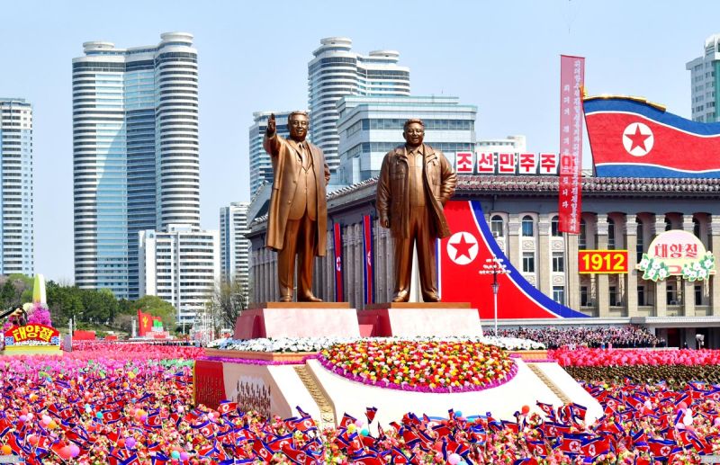 На площади торжества двигается колонна с бронзовыми статуями Ким Ир Сена и Ким Чен Ира.