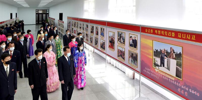 В Народном дворце культуры в Пхеньяне, столице КНДР проходила Центральная фотовыставка «Великий отец народа» в честь 110-й годовщины со дня рождения Ким Ир Сена.
