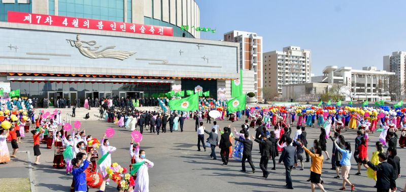 В Восточнопхеньянском Большом театре состоялась церемония открытия VII Народного художественного фестиваля «Апрельская весна».