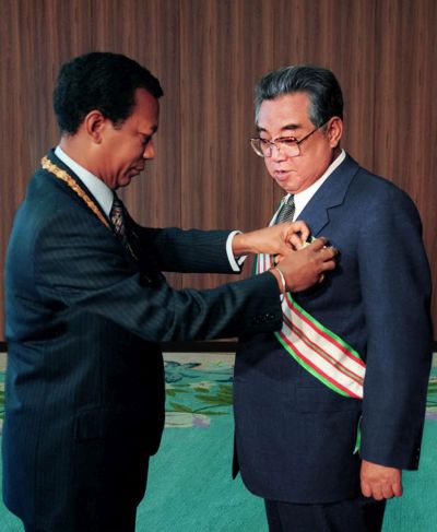 Президент Демократической Республики Мадагаскар Дидье Рацирака награждает Ким Ир Сена орденом. Октябрь 1985 г.