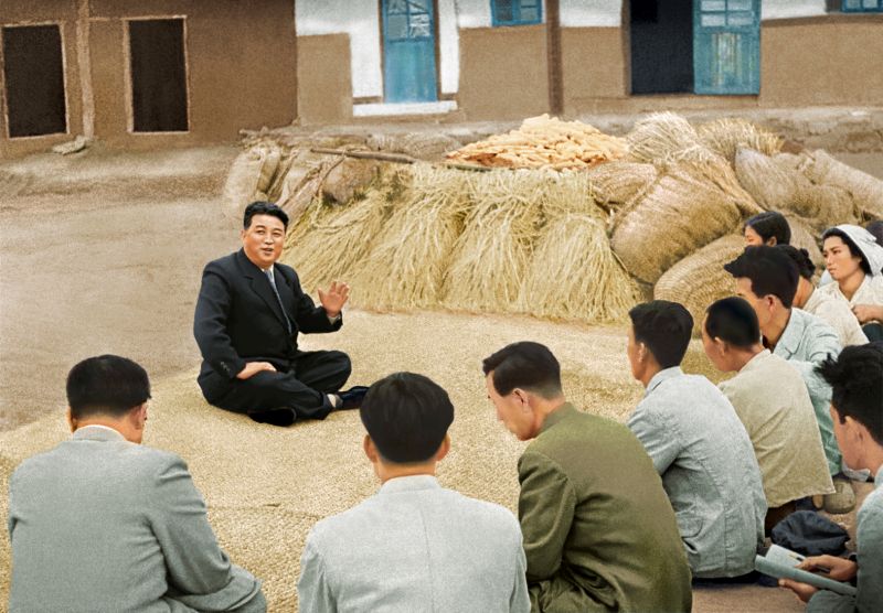 Великий Ким Ир Сен вместе с крестьянами обсуждает сельскохозяйственные дела. Октябрь 47 г. чучхе (1958).
