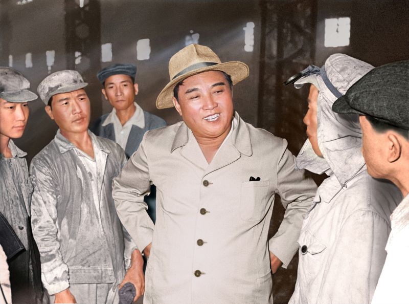 Великий Ким Ир Сен руководит на месте работой Кансонского сталелитейного завода. Сентябрь 51 г. чучхе (1962).