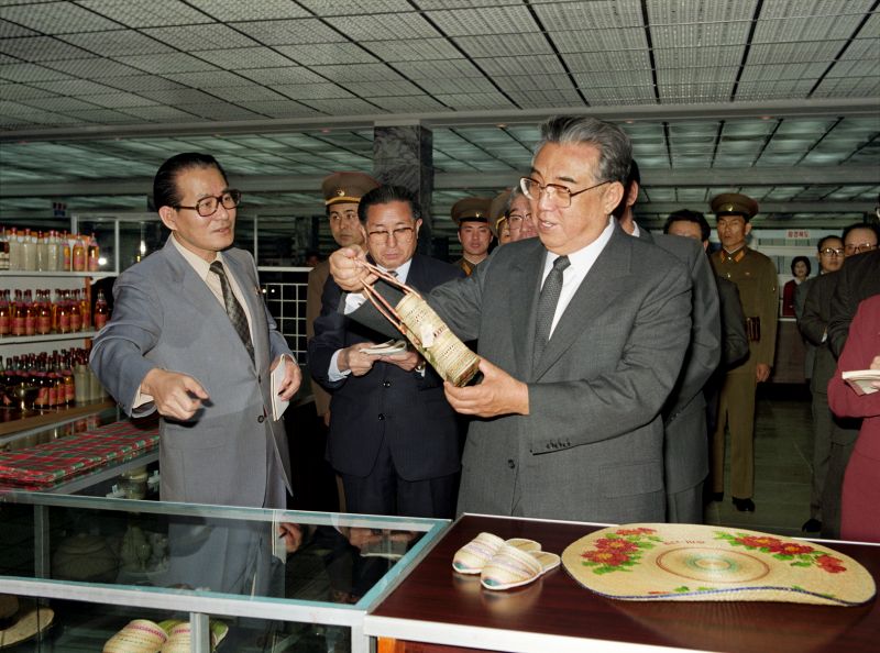 Великий Ким Ир Сен руководит на месте работой Пхеньянского подземного магазина. Апрель 76 г. чучхе (1987).
