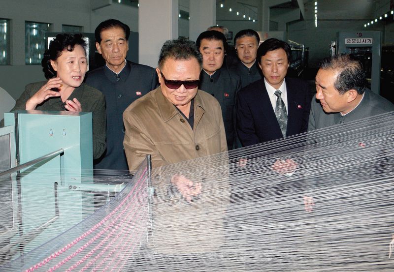 Великий Ким Чен Ир руководит на месте работой Пхеньянского текстильного комбината. Май 100 г. чучхе (2011).