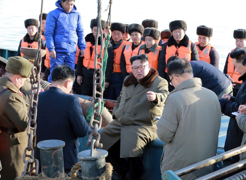 Уважаемый Ким Чен Ын руководит на месте работой рыбпромхоза восточного побережья. Ноябрь 107 г. чучхе (2018).