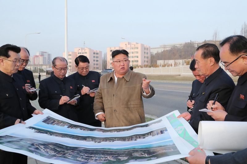 Ким Чен Ын вместе с секретарями ЦК партии осматривает стройку террасного жилого сектора на набережной реки Потхон.  Март 110 г. чучхе (2021)