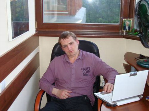 Анатолий Синелобов (Анатолий Соболев) в штаб-квартире Черепкова с начиненным подслушкой ноутбуком