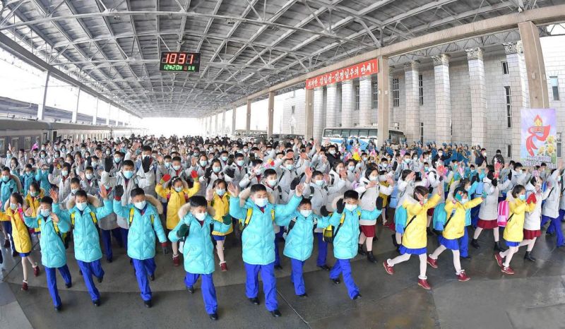 Для участия в IX съезде Детского союза Кореи из разных районов страны в Пхеньян приехали делегаты-детсоюзовцы.