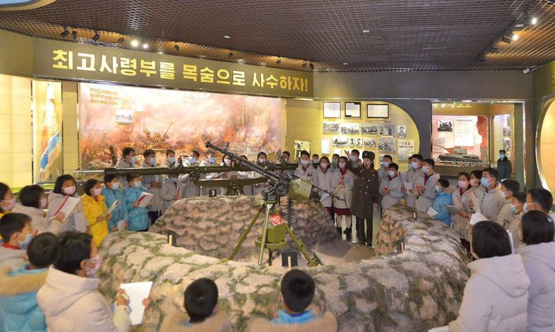 Делегаты IX съезда Детского союза Кореи посещают разные места в городе Пхеньяне.