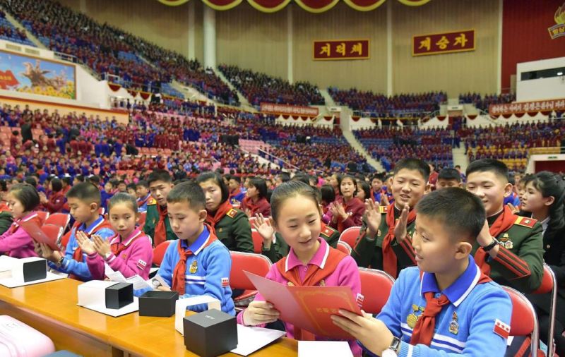Делегаты IX съезда Детского союза Кореи, получив
подарки, проникнутые любовью Ким Чен Ына,
преисполнены чувством волнения.