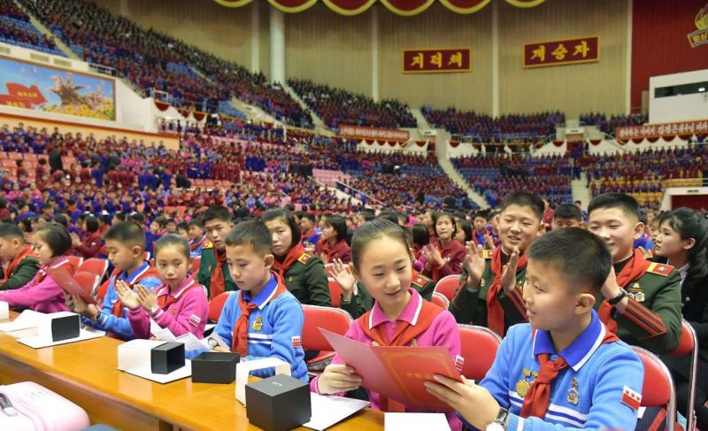 Ким Чен Ын послал подарки делегатам съезда Детского союза Кореи, желая, чтобы они всегда были готовы во имя социалистической Родины.