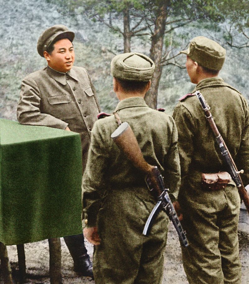 На фронте Ким Ир Сен беседует с бойцами Народной Армии. Апрель 40 г. чучхе (1951).