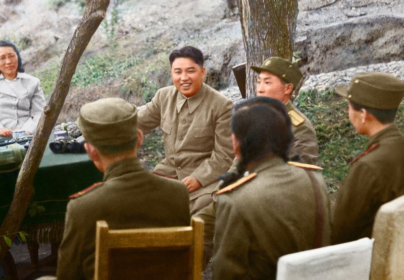 Ким Ир Сен беседует с Героями КНДР и образцовыми бойцами. Июнь 40 г. чучхе (1951).