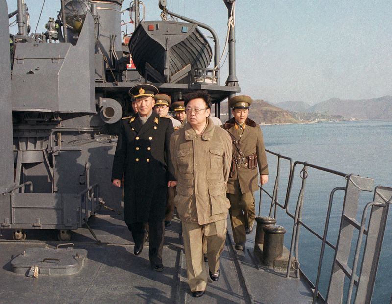 Ким Чен Ир осматривает боевой корабль ВМС КНА. Февраль 84 г. чучхе (1995).