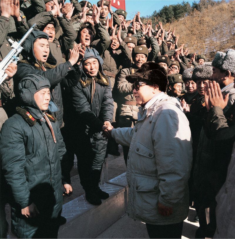 Ким Чен Ир поздравляет воинов с успехами в учениях. Январь 87 г. чучхе (1998).