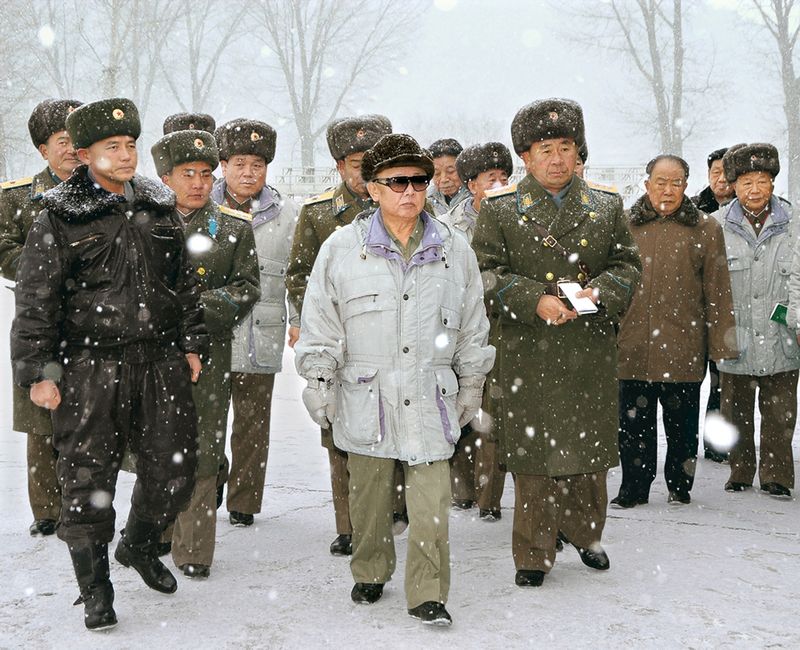 Ким Чен Ир посещает войсковую часть ВВС КНА. Декабрь 97 г. чучхе (2008).