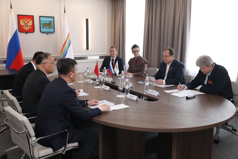 Губернатор ЕАО Ростислав Гольдштейн провел рабочую встречу с делегацией города Ичунь