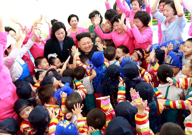 Ким Чен Ын поздравляет воспитанников Пхеньянского
дома ребенка и Пхеньянского детдома-сада с Новым годом. Январь 104 г. чучхе (2015).