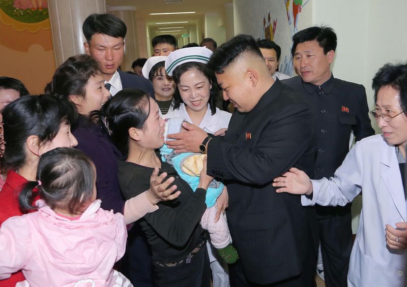 Ким Чен Ын в Детской больнице «Окрю». Март 103 г.
чучхе (2014).