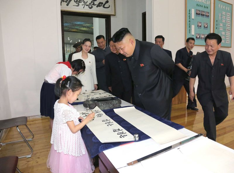 Ким Чен Ын осматривает Мангендэский дворец
школьников. Май 103 г. чучхе (2014).