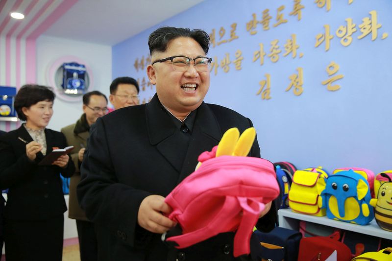 Ким Чен Ын на Пхеньянской сумочной фабрике. Январь
106 г. чучхе (2017).