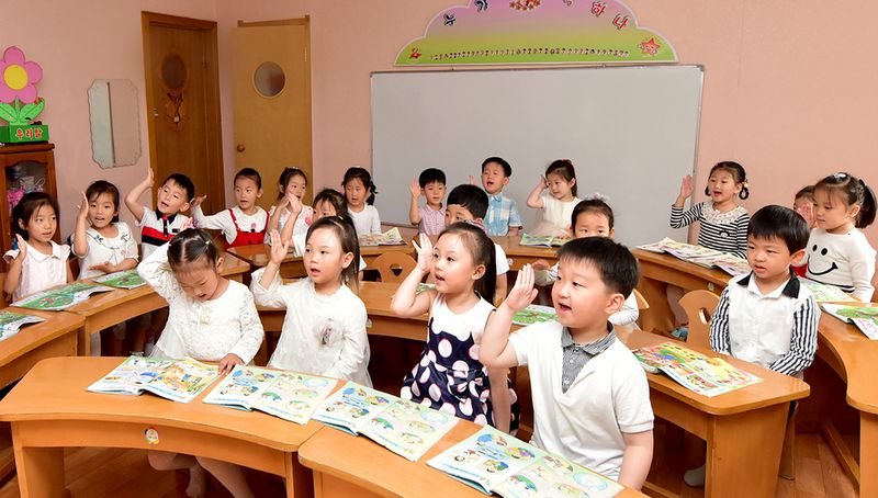 Дети на уроке родного языка.