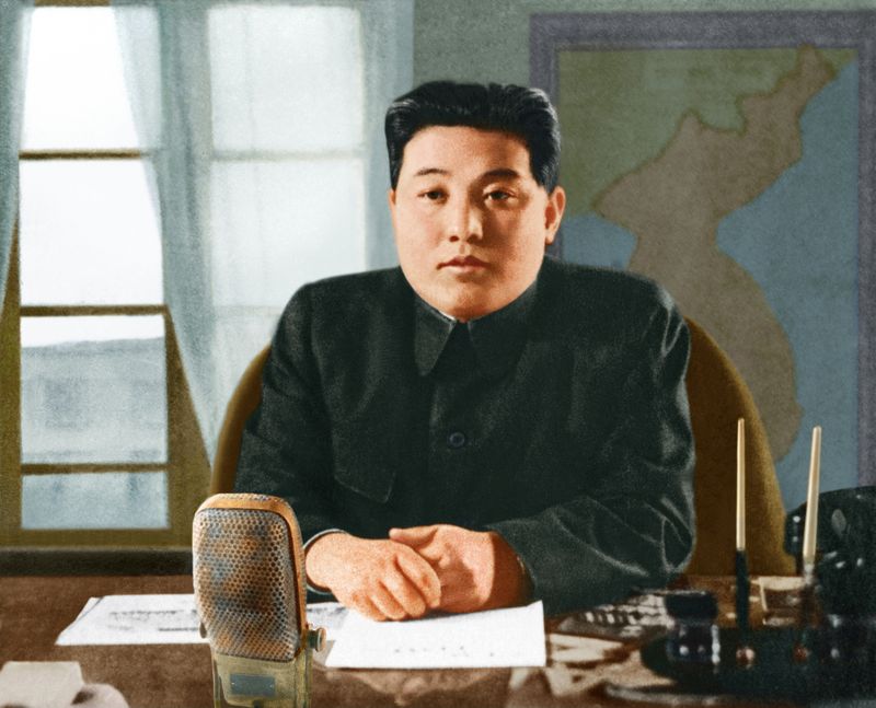 Ким Ир Сен выступает по радио с обращением ко всему корейскому народу «Все силы на победу в войне». Июнь 39 г. чучхе (1950).