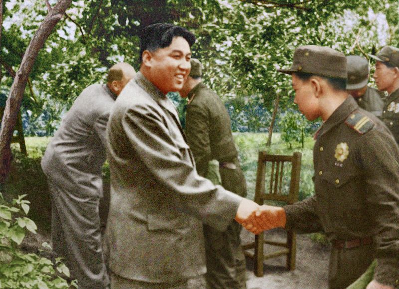 Ким Ир Сен на встрече с бойцами Народной Армии. Июнь 40 г. чучхе (1951).