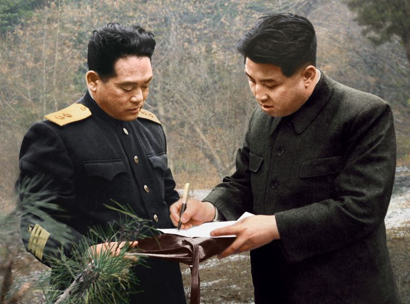 Ким Ир Сен утверждает документ о студентах, отправляющихся за границу учиться военно-морскому делу. Декабрь 40 г. чучхе (1951).