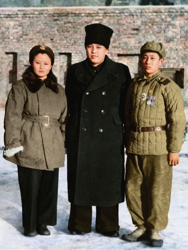 Ким Ир Сен вместе с бойцами-Героями фотографируется на
память. Январь 41 г. чучхе (1952).