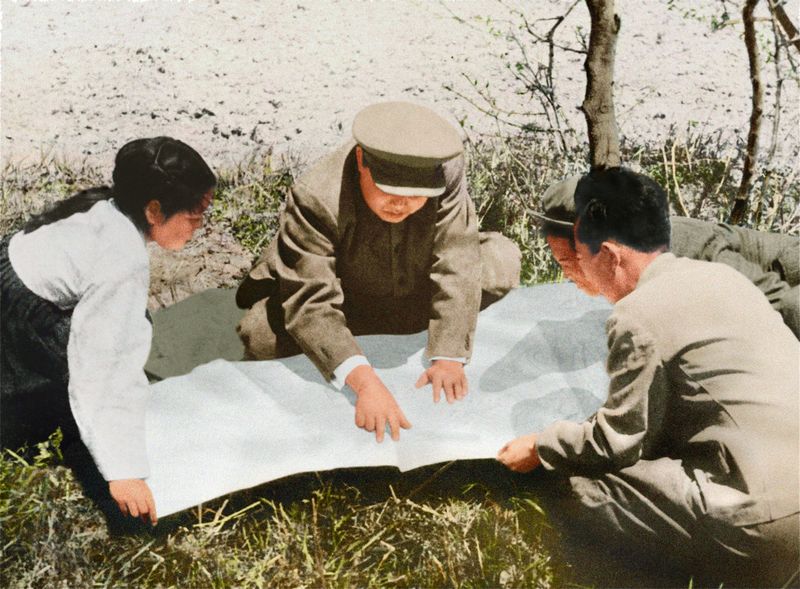 Ким Ир Сен раскрывает план превращения села в счастливый край. Май 41 г. чучхе (1952).