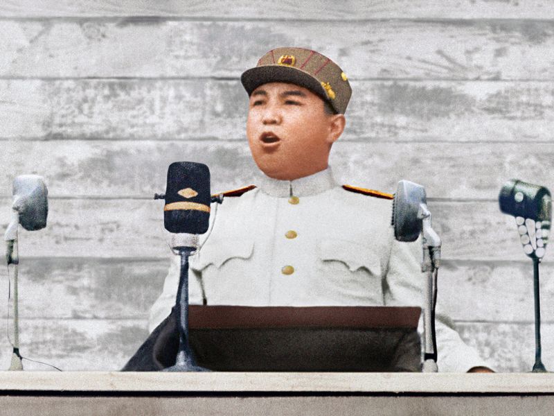 Ким Ир Сен выступает с речью в массовом митинге жителей г. Пхеньяна в честь Победы в Отечественной освободительной войне.
Июль 42 г. чучхе (1953).