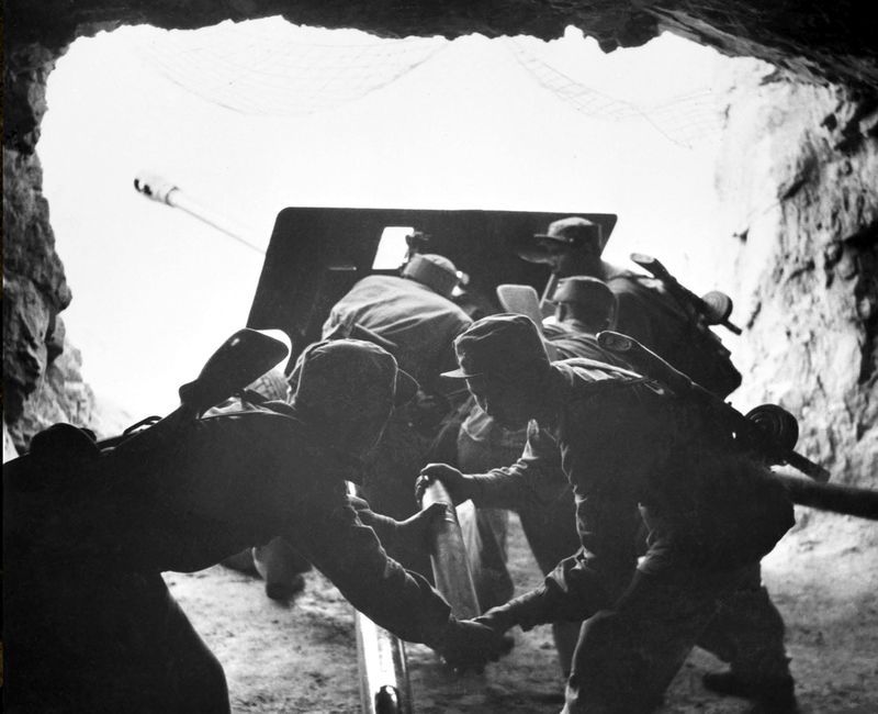В туннельных позициях артиллеристы обрушивают на врага
меткий огонь.