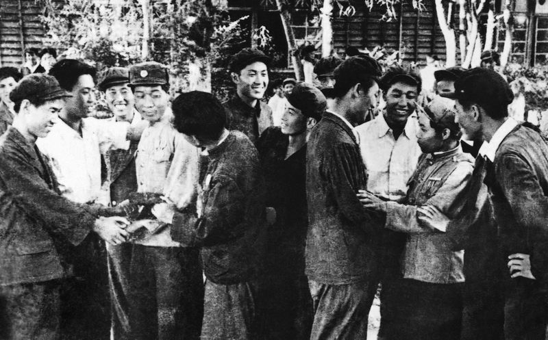 Педагоги, сотрудники и студенты Политехнического института имени Ким Чака (в то время) встречают бойцов, возвращающихся в
родной вуз с фронта.