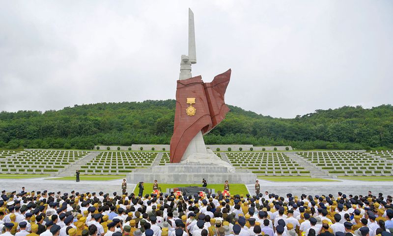 Ветераны войны со студентами воздают высокую дань почести на Кладбище участников Отечественной освободительной войны.