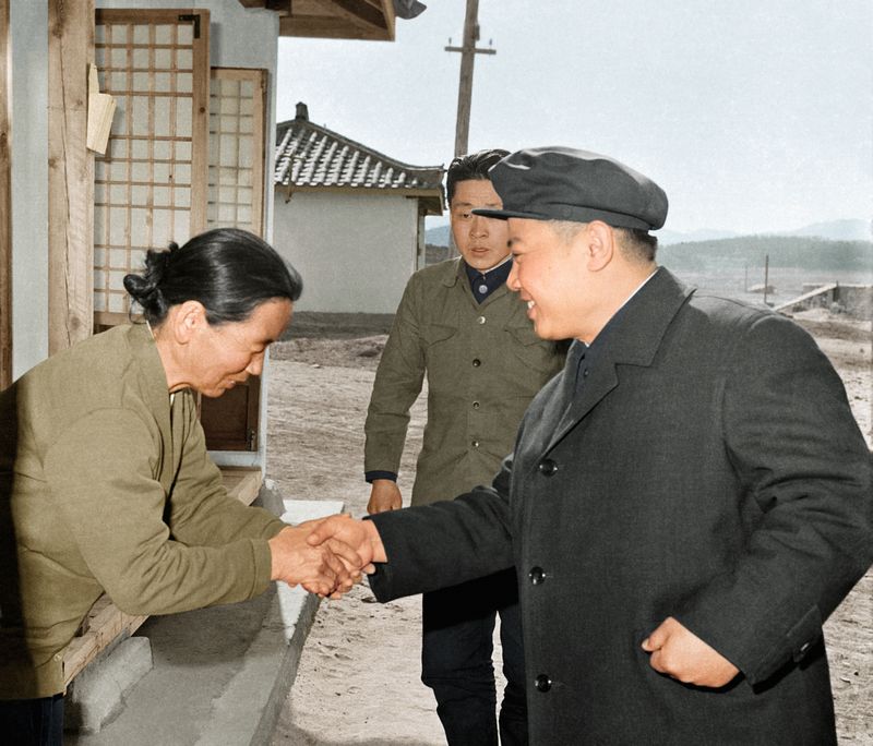 Ким Чен Ир осматривает благоустроенные жилые дома на селе. Март 64 г. чучхе (1975).
