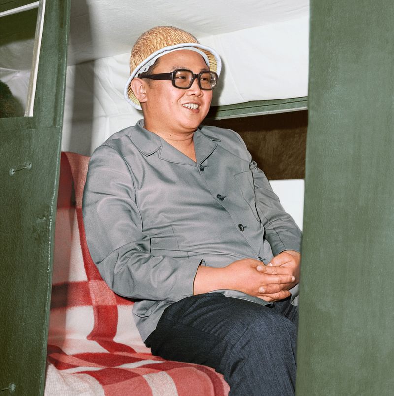 Ким Чен Ир руководит на месте делами Комдокского рудника. Июль 64 г. чучхе (1975).