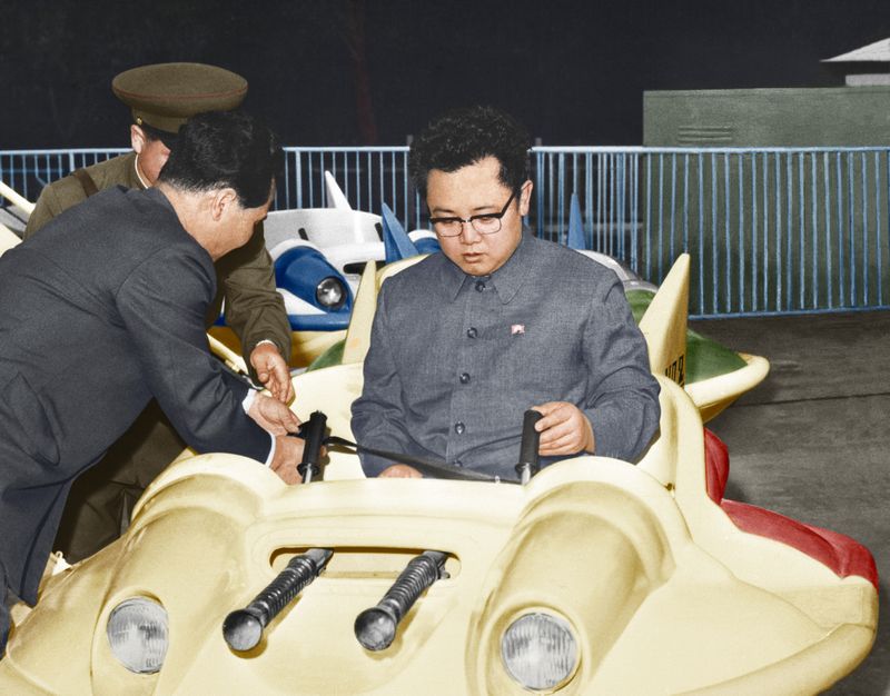Ким Чен Ир ознакомляется с аттракционами, чем будет
пользоваться народ. Октябрь 66 г. чучхе (1977).
