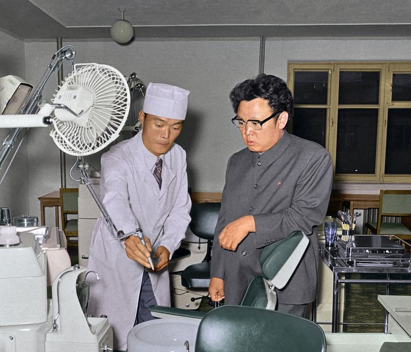 Ким Чен Ир руководит на месте делами здравоохранения. Июнь 70 г. чучхе (1981).