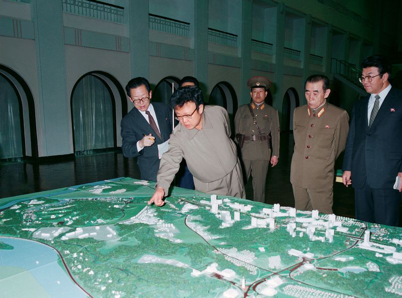 Ким Чен Ир осматривает макет строительства г. Пхеньяна. Март 74 г. чучхе (1985).