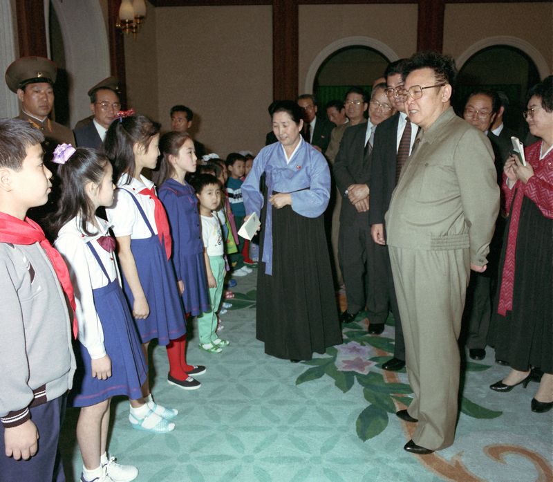 Ким Чен Ир ознакомляется с подарочными одеждами для
воспитанников детского сада и учащихся. Апрель 81 г. чучхе (1992).