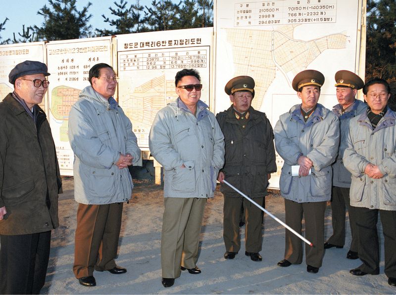 Ким Чен Ир руководит на месте делами планировки полей. Март 88 г. чучхе (1999).