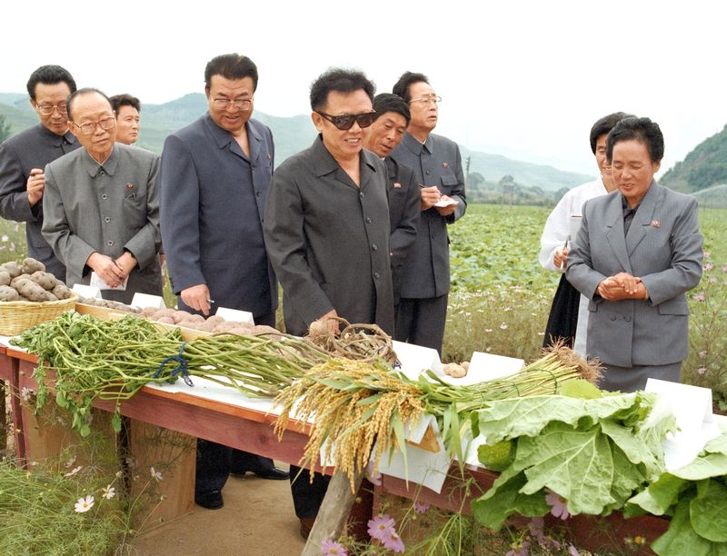 Ким Чен Ир руководит на месте делами в отрасли сельского хозяйства. Сентябрь 88 г. чучхе (1999).