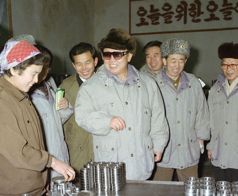 Ким Чен Ир руководит на месте делами подшипникового завода. Январь 89 г. чучхе (2000).