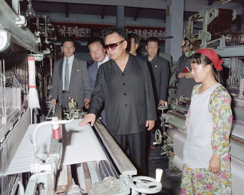 Ким Чен Ир руководит на месте делами Пакчхонской
шелкоткацкой фабрики. Июнь 89 г. чучхе (2000).