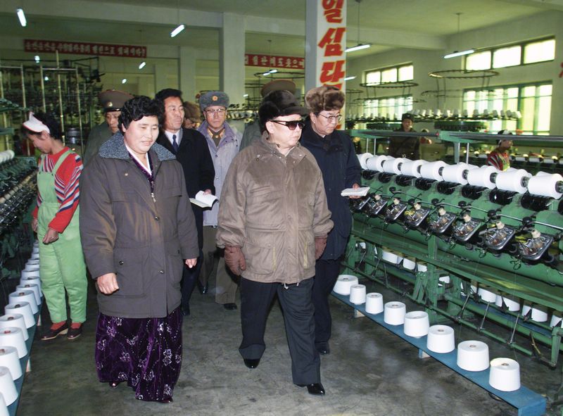 Ким Чен Ир руководит на месте делами Кангеской трикотажной фабрики. Декабрь 90 г. чучхе (2001).