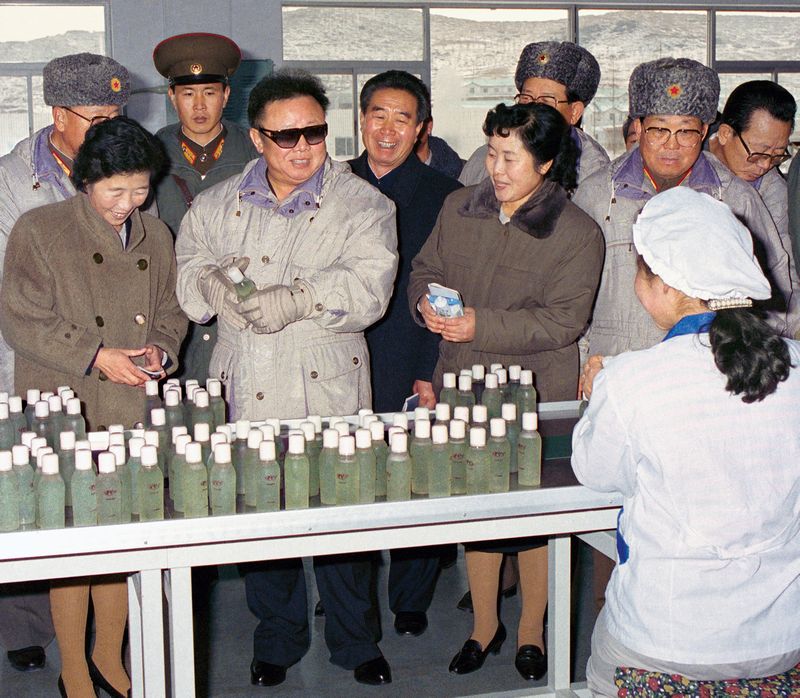 Ким Чен Ир - на Синичжуской косметической фабрике. Декабрь 90 г. чучхе (2001).