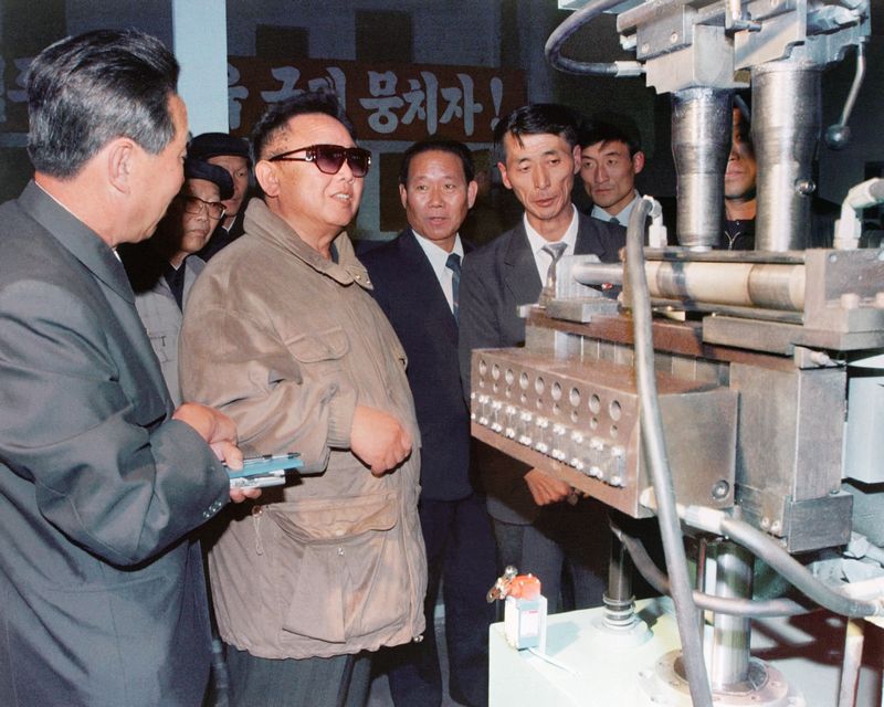 Ким Чен Ир руководит на месте делами Раквонского
машиностроительного объединения. Октябрь 91 г. чучхе (2002).